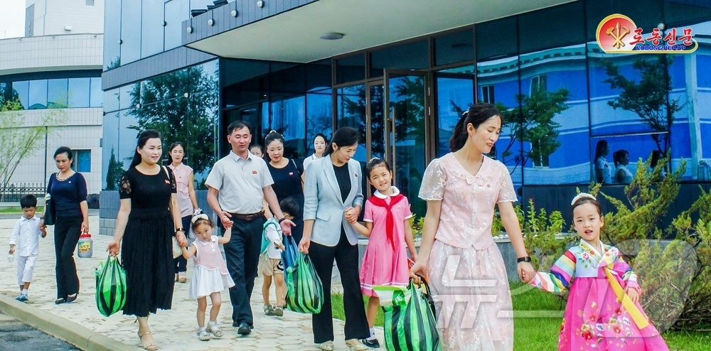 (평양 노동신문=뉴스1) = 북한 노동당 기관지 노동신문은 3일 지방발전 정책으로 새로운 식료공장이 들어선 배천군 일대의 발전상을 조명했다. 신문은 "새 공장의 제품들이 늘어나는 …