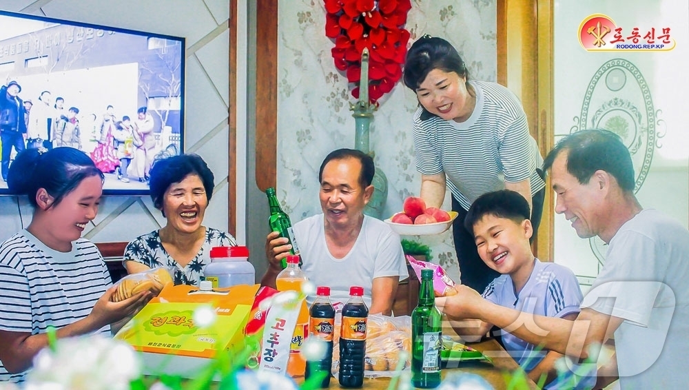 (평양 노동신문=뉴스1) = 북한 노동당 기관지 노동신문은 3일 지방발전 정책으로 새로운 식료공장이 들어선 배천군 일대의 발전상을 조명했다. 신문은 "새 공장의 제품들이 늘어나는 …