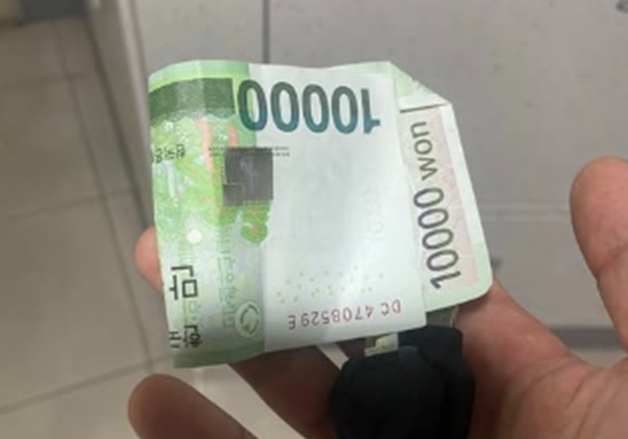 "엄마 생각나는 밤"…빗길 넘어진 배달 기사 울린 아주머니의 '1만원'