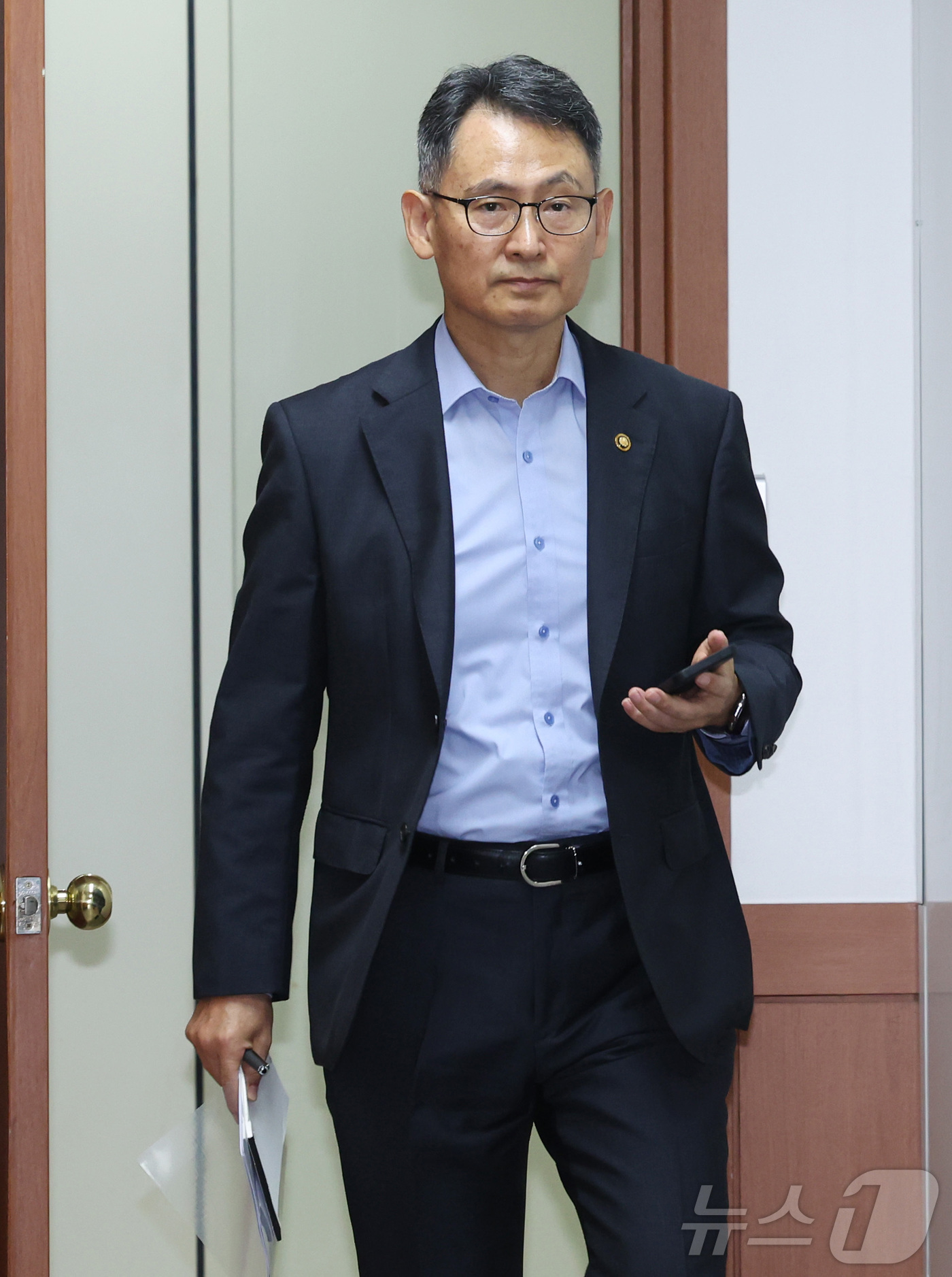(서울=뉴스1) 이종덕 기자 = 허장 재정경제부 2차관이 3일 오전 서울 종로구 정부서울청사에서 열린 비상경제본부회의를 주재하기 위해 회의실에 입장하고 있다. 회의는 '중동전쟁 관 …