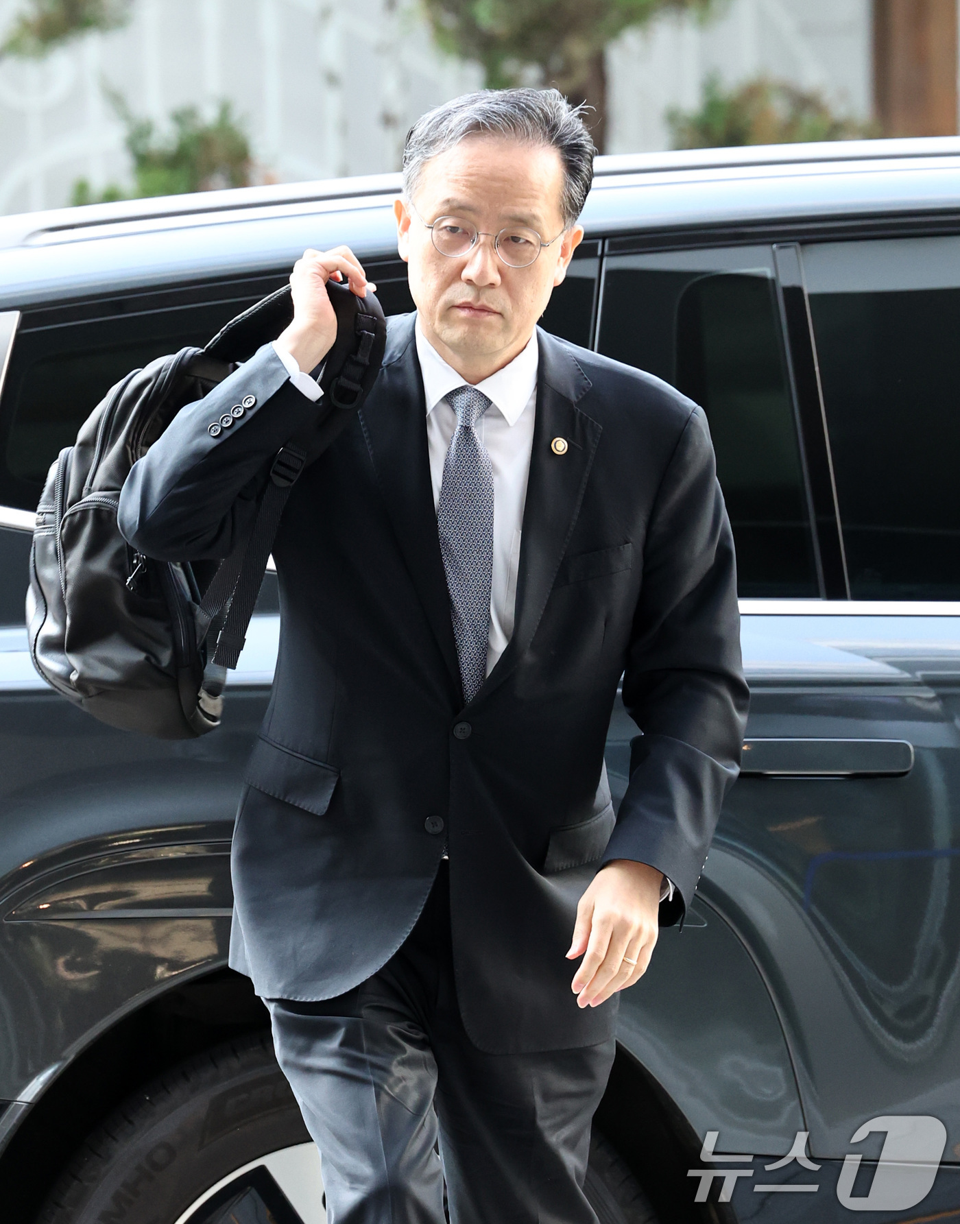 (서울=뉴스1) 최지환 기자 = 이형일 부총리 겸 재정경제부 장관 후보자가 3일 오전 서울 중구 예금보험공사에 마련된 인사 청문회 준비 사무실로 출근하고 있다. 2026.9.3/뉴 …