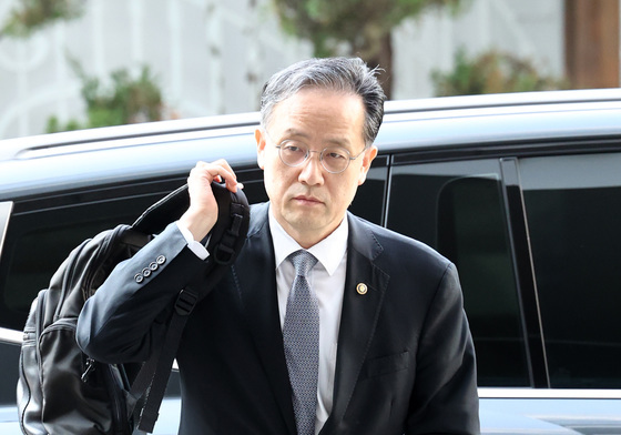 백팩 메고 인사 청문회 사무실 출근하는 이형일 경제부총리 후보