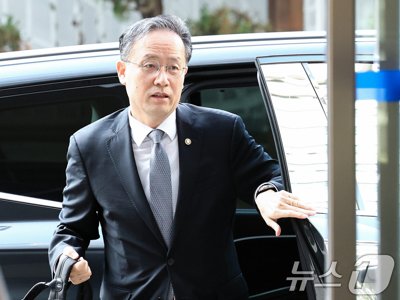 (서울=뉴스1) 최지환 기자 = 이형일 부총리 겸 재정경제부 장관 후보자가 3일 오전 서울 중구 예금보험공사에 마련된 인사 청문회 준비 사무실로 출근하고 있다. 2026.9.3/뉴 …