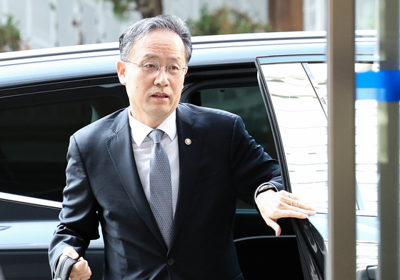 인사 청문회 사무실 출근하는 이형일 후보자