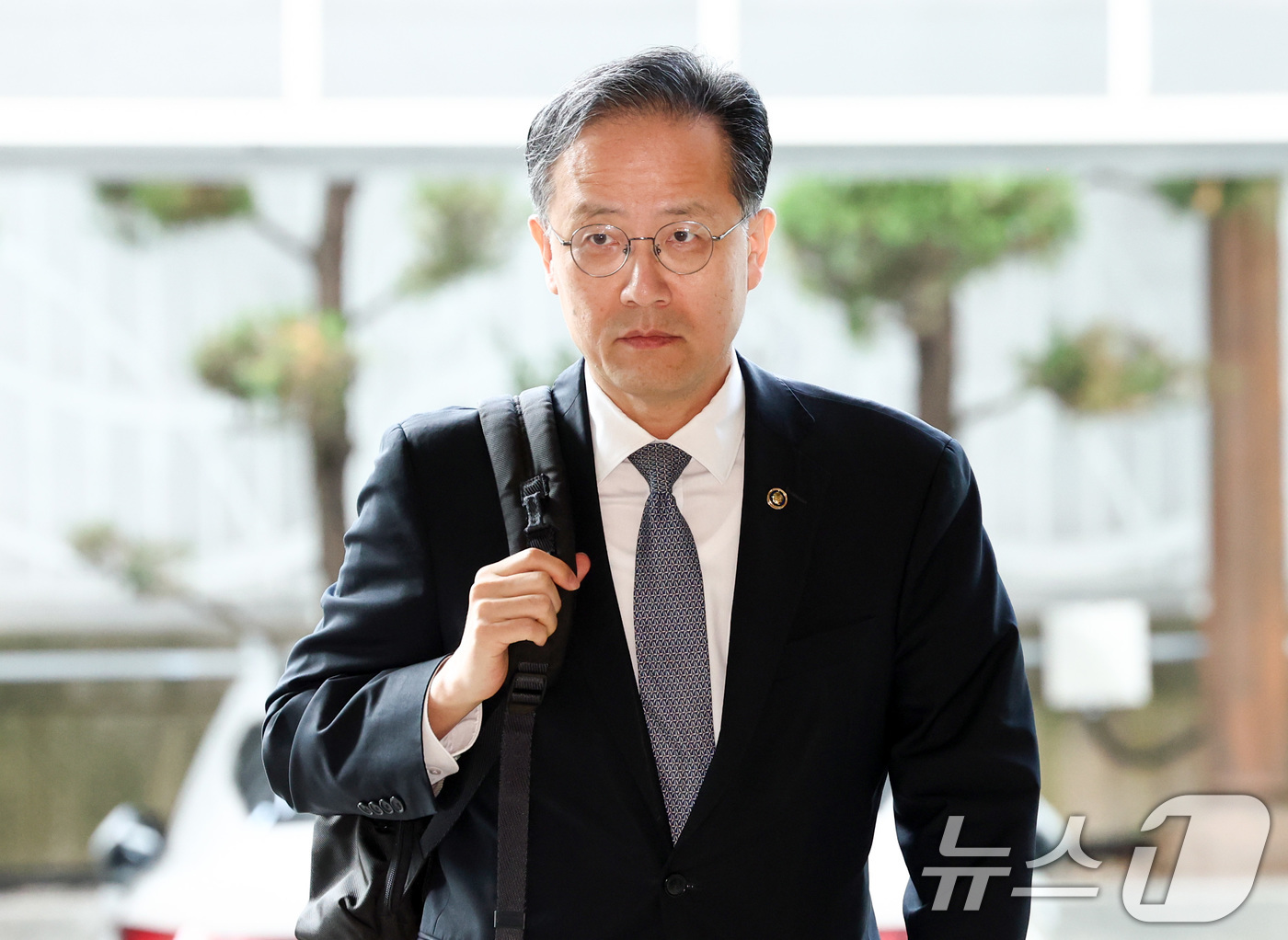 (서울=뉴스1) 최지환 기자 = 이형일 부총리 겸 재정경제부 장관 후보자가 3일 오전 서울 중구 예금보험공사에 마련된 인사 청문회 준비 사무실로 출근하고 있다. 2026.9.3/뉴 …