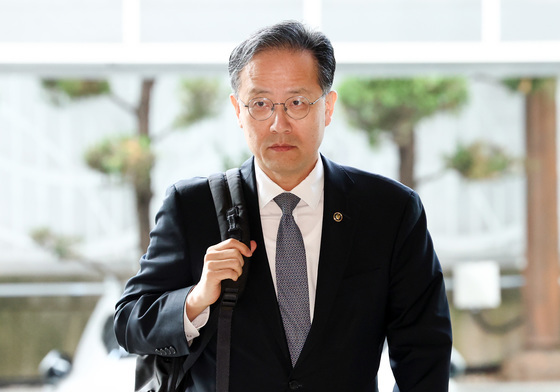 출근하는 이형일 경제부총리 후보