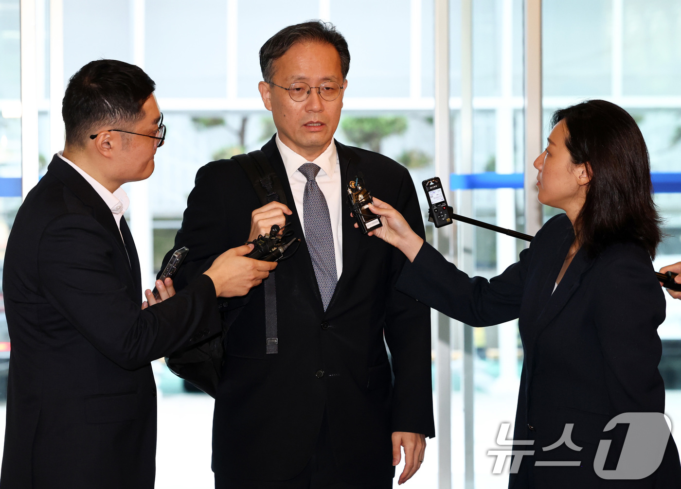 (서울=뉴스1) 최지환 기자 = 이형일 부총리 겸 재정경제부 장관 후보자가 3일 오전 서울 중구 예금보험공사에 마련된 인사 청문회 준비 사무실로 출근하며 취재진 질문에 답변하고 있 …