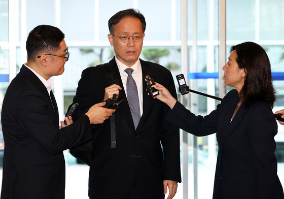 취재진 질문에 답변하는 이형일 후보
