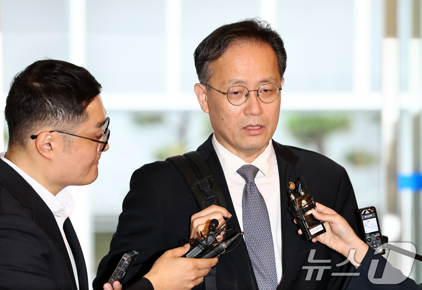 (서울=뉴스1) 최지환 기자 = 이형일 부총리 겸 재정경제부 장관 후보자가 3일 오전 서울 중구 예금보험공사에 마련된 인사 청문회 준비 사무실로 출근하며 취재진 질문에 답변하고 있 …