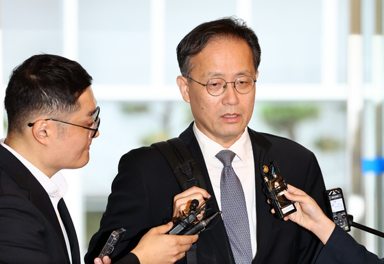 질문에 답변하는 이형일 부총리 겸 재정경제부 장관 후보자