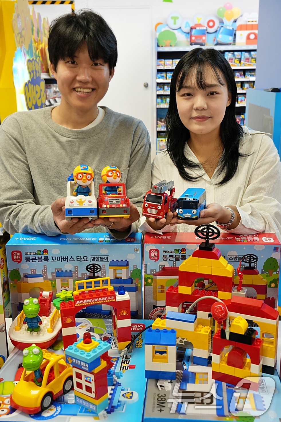 (서울=뉴스1) = 롯데마트 토이저러스가 인기 캐릭터와 결합한 가성비 자체브랜드(PB) ‘오늘좋은 통큰블록’ 신상품 4종을 순차 출시한다고 3일 밝혔다.서울 송파구 롯데마트 제타플 …