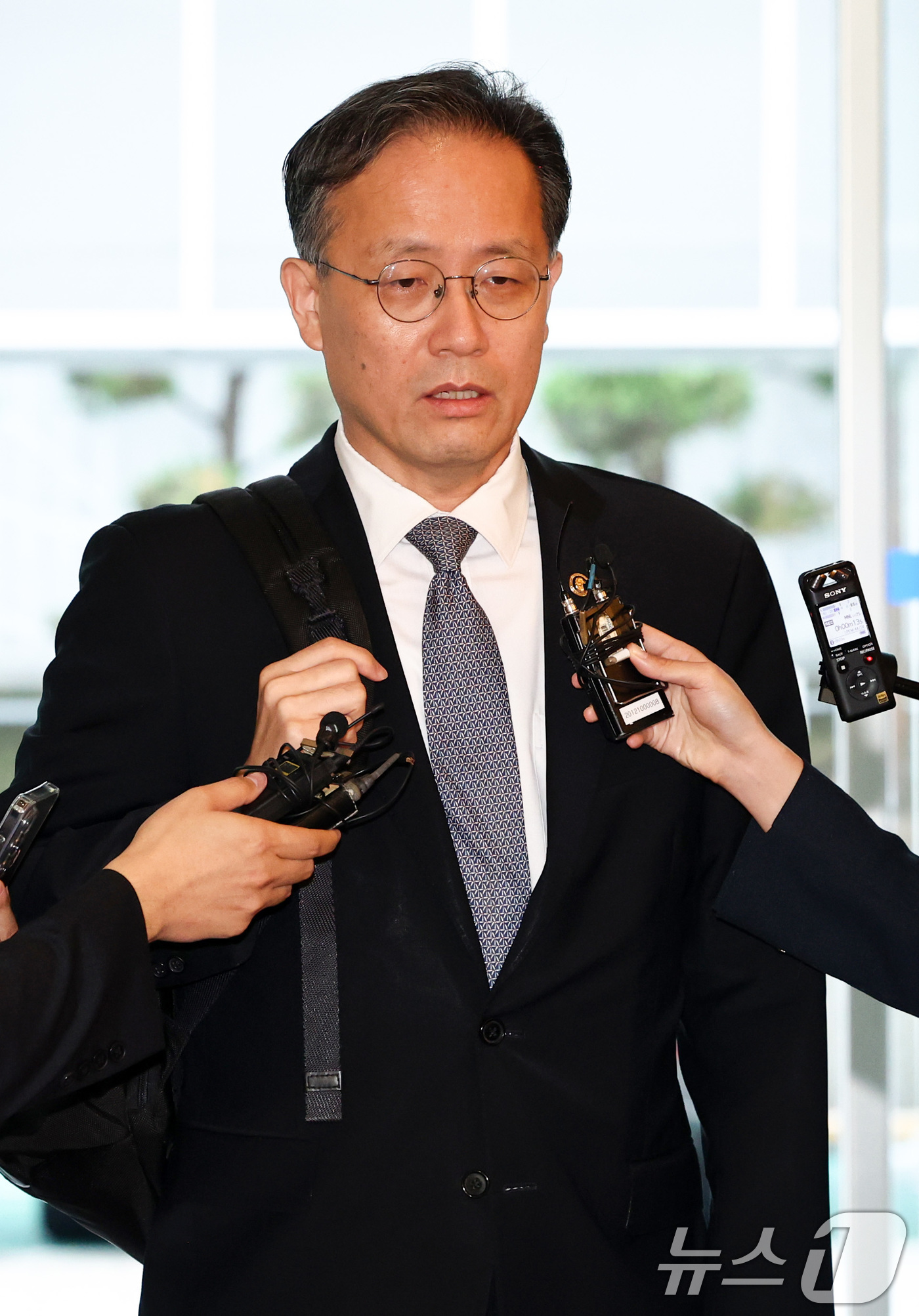 (서울=뉴스1) 최지환 기자 = 이형일 부총리 겸 재정경제부 장관 후보자가 3일 오전 서울 중구 예금보험공사에 마련된 인사 청문회 준비 사무실로 출근하며 취재진 질문에 답변하고 있 …