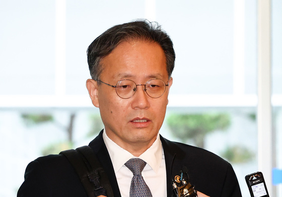 취재진 질문에 답변하는 이형일 후보