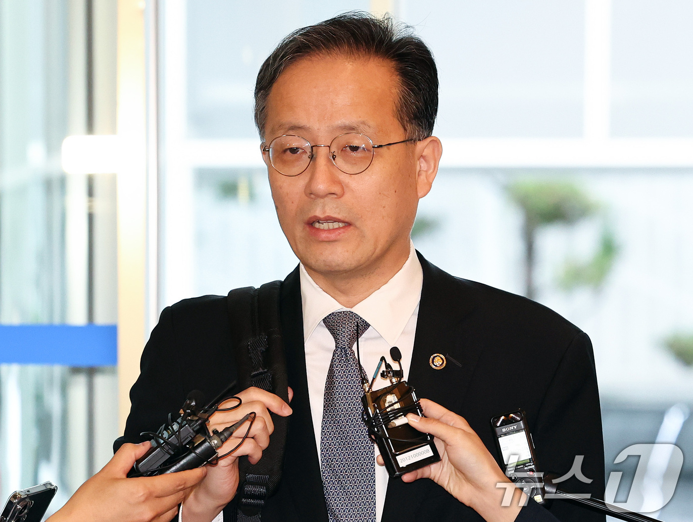 (서울=뉴스1) 최지환 기자 = 이형일 부총리 겸 재정경제부 장관 후보자가 3일 오전 서울 중구 예금보험공사에 마련된 인사 청문회 준비 사무실로 출근하며 취재진 질문에 답변하고 있 …