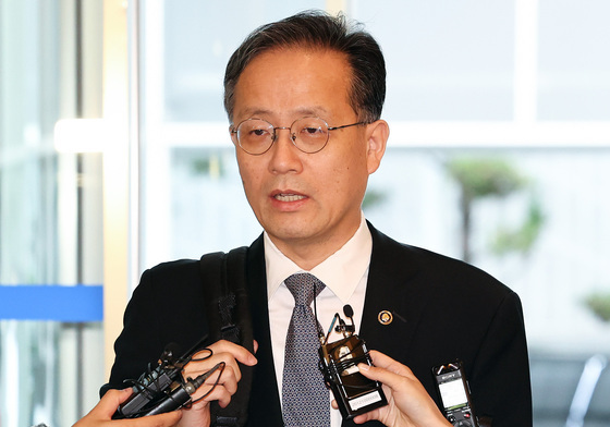 질문에 답변하는 이형일 부총리 겸 재경부 장관 후보자