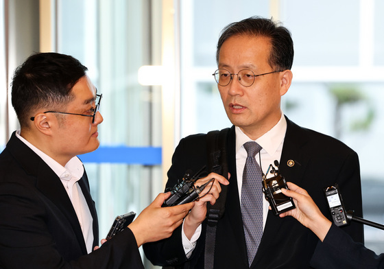 취재진 질문에 답변하는 이형일 경제부총리 후보