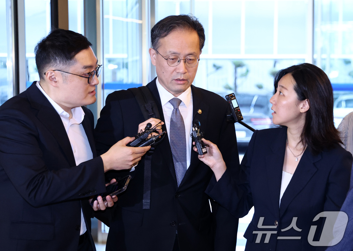 (서울=뉴스1) 최지환 기자 = 이형일 부총리 겸 재정경제부 장관 후보자가 3일 오전 서울 중구 예금보험공사에 마련된 인사 청문회 준비 사무실로 출근하고 있다. 2026.9.3/뉴 …
