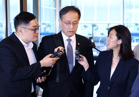 이형일 경제부총리 후보, 인사 청문회 사무실 첫 출근