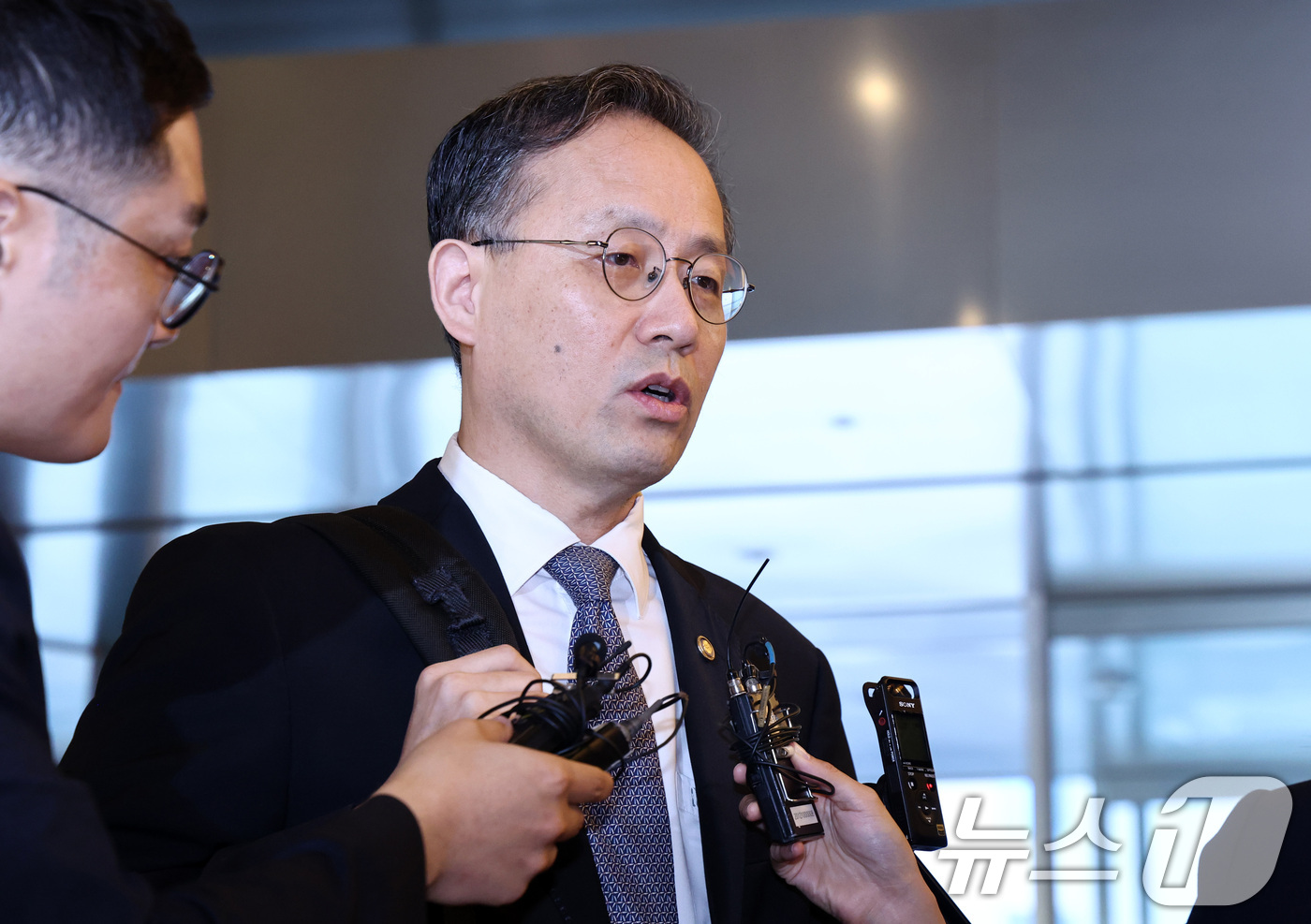 (서울=뉴스1) 최지환 기자 = 이형일 부총리 겸 재정경제부 장관 후보자가 3일 오전 서울 중구 예금보험공사에 마련된 인사 청문회 준비 사무실로 출근하며 취재진 질문에 답변하고 있 …