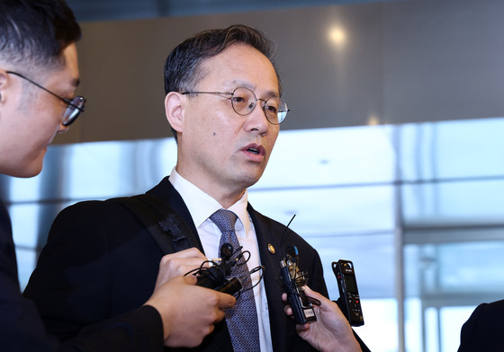 답변하는 이형일 경제부총리 후보