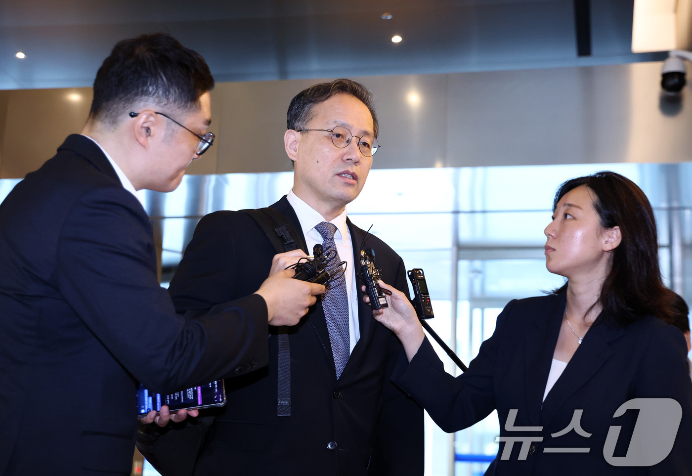 (서울=뉴스1) 최지환 기자 = 이형일 부총리 겸 재정경제부 장관 후보자가 3일 오전 서울 중구 예금보험공사에 마련된 인사 청문회 준비 사무실로 출근하며 취재진 질문에 답변하고 있 …
