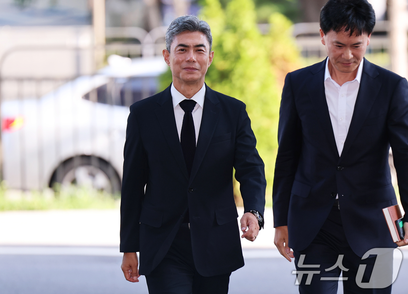 (서울=뉴스1) 오대일 기자 = 강신철 국방부 장관 후보자가 3일 오전 서울 용산구 국방컨벤션에 마련된 인사청문회 준비 사무실로 첫 출근하고 있다. 2026.9.3/뉴스1