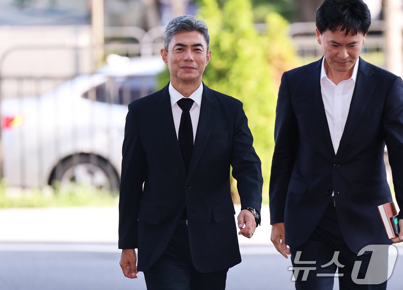 본문 이미지 - 강신철 국방부 장관 후보자가 3일 오전 서울 용산구 국방컨벤션에 마련된 인사청문회 준비 사무실로 첫 출근하고 있다. 2026.9.3 ⓒ 뉴스1 오대일 기자
