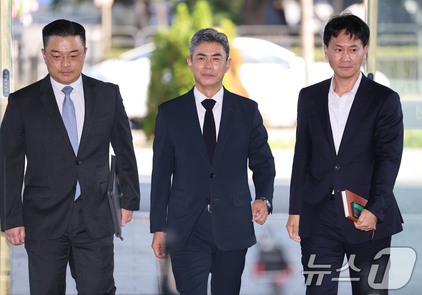 본문 이미지 - 강신철 국방부 장관 후보자가 3일 오전 서울 용산구 국방컨벤션에 마련된 인사청문회 준비 사무실로 첫 출근하고 있다. 2026.9.3 ⓒ 뉴스1 오대일 기자