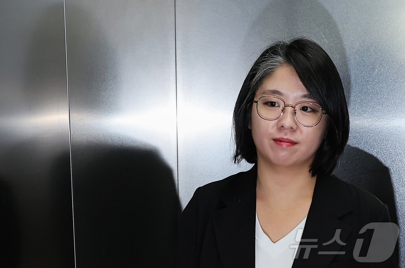 본문 이미지 - 용혜인 성평등가족부 장관 후보자가 3일 오전 서울 서대문구 한국청소년활동진흥원에 마련된 인사청문회 준비사무실로 출근하고 있다. 2026.9.3 ⓒ 뉴스1 김성진 기자