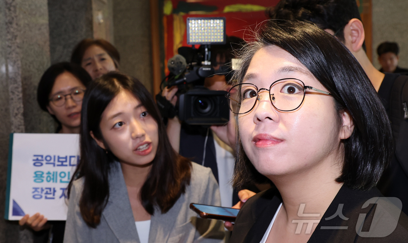 (서울=뉴스1) 김성진 기자 = 용혜인 성평등가족부 장관 후보자가 3일 오전 서울 서대문구 한국청소년활동진흥원에 마련된 인사청문회 준비사무실로 출근하며 미래당 관계자들에게 사퇴 요 …