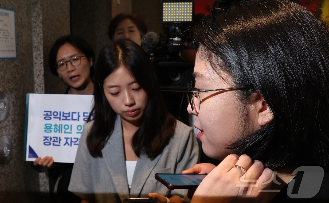 본문 이미지 - 용혜인 성평등가족부 장관 후보자가 3일 오전 서울 서대문구 한국청소년활동진흥원에 마련된 인사청문회 준비사무실로 출근하며 미래당 관계자들에게 사퇴 요구를 받고 있다. 2026.9.3 ⓒ 뉴스1 김성진 기자