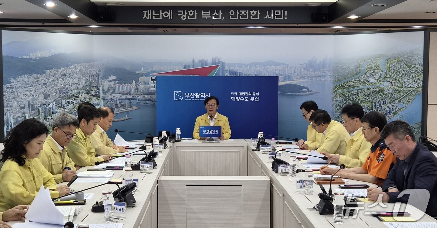 본문 이미지 - 전재수 부산시장이 오륙도 예인선 전복 사고 긴급 대책회의를 주재하고 있다. 2026.9.3뉴스1 ⓒ News1 임순택 기자