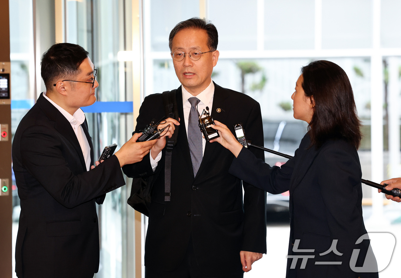 (서울=뉴스1) 최지환 기자 = 이형일 부총리 겸 재정경제부 장관 후보자가 3일 오전 서울 중구 예금보험공사에 마련된 인사 청문회 준비 사무실로 출근하며 취재진 질문에 답변하고 있 …
