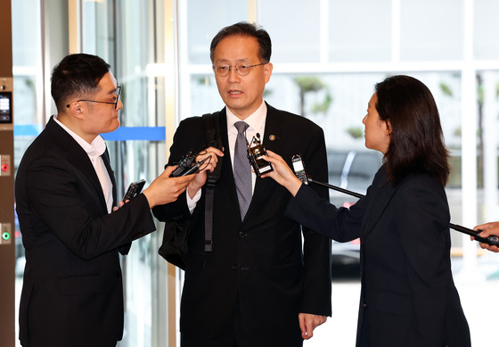 이형일 부총리 후보, 인사 청문회 준비 사무실 첫 출근