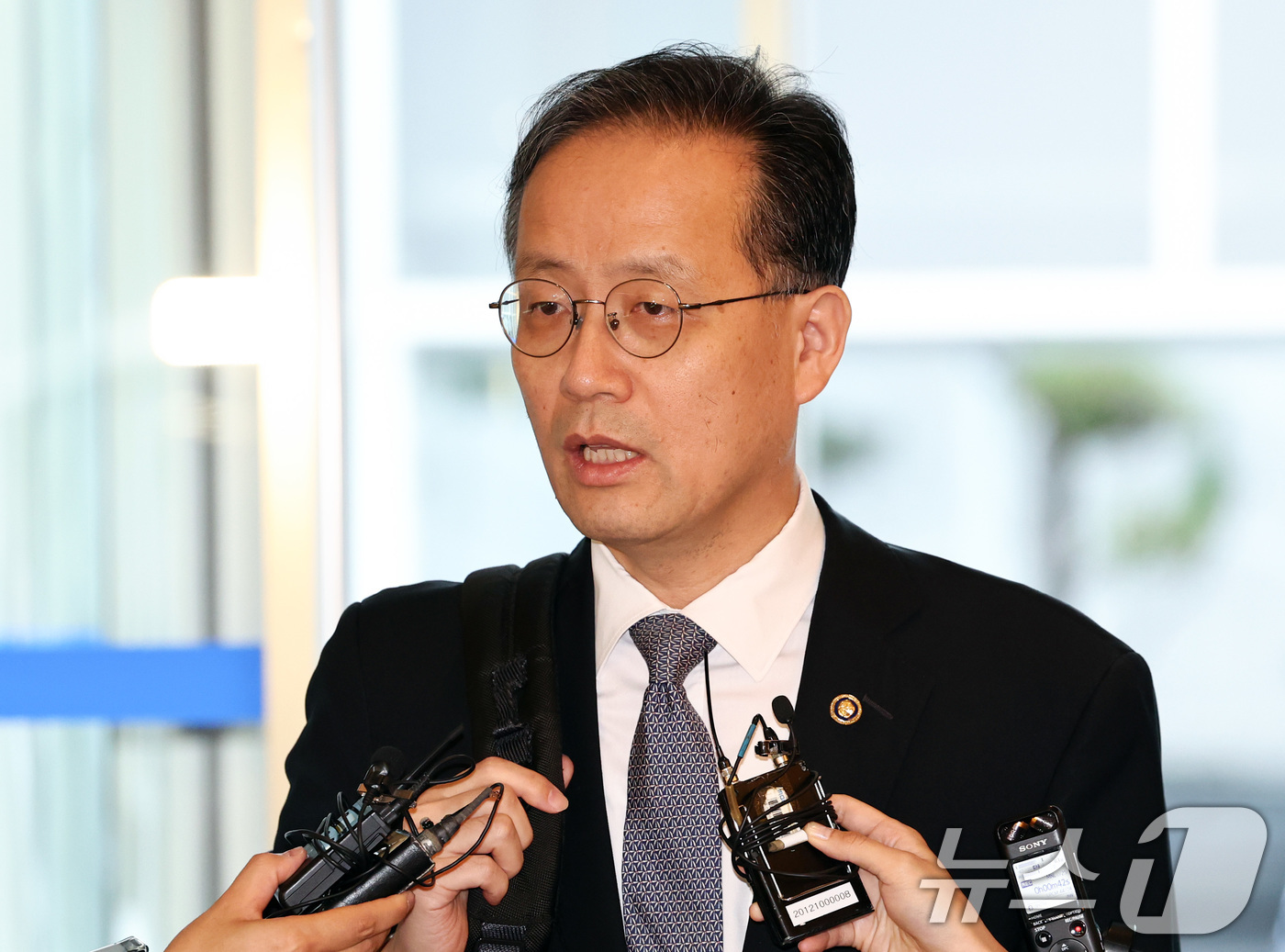 (서울=뉴스1) 최지환 기자 = 이형일 부총리 겸 재정경제부 장관 후보자가 3일 오전 서울 중구 예금보험공사에 마련된 인사 청문회 준비 사무실로 출근하며 취재진 질문에 답변하고 있 …