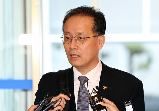 인사 청문회 사무실 출근하는 이형일 부총리 후보