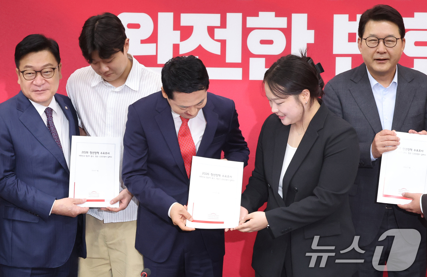 (서울=뉴스1) 신웅수 기자 = 장동혁 국민의힘 대표가 3일 서울 여의도 국회에서 열린 최고위원회의에서 여의도연구원 인턴 연구원들로부터 청년정책 수요조사를 전달받고 있다. 2026 …