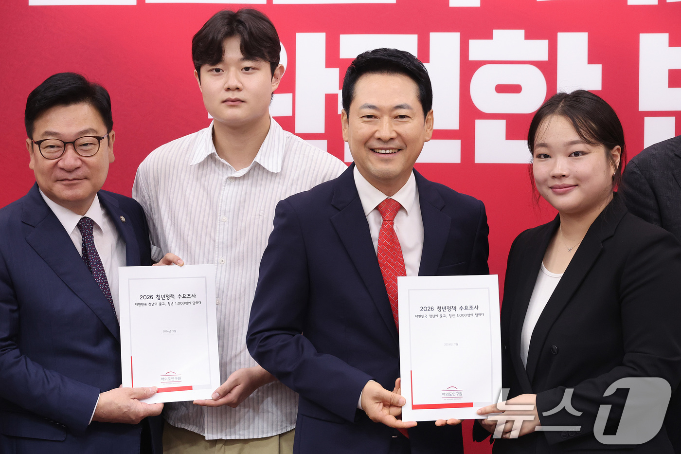 (서울=뉴스1) 신웅수 기자 = 장동혁 국민의힘 대표가 3일 서울 여의도 국회에서 열린 최고위원회의에서 여의도연구원 인턴 연구원들로부터 청년정책 수요조사를 전달받고 있다. 2026 …