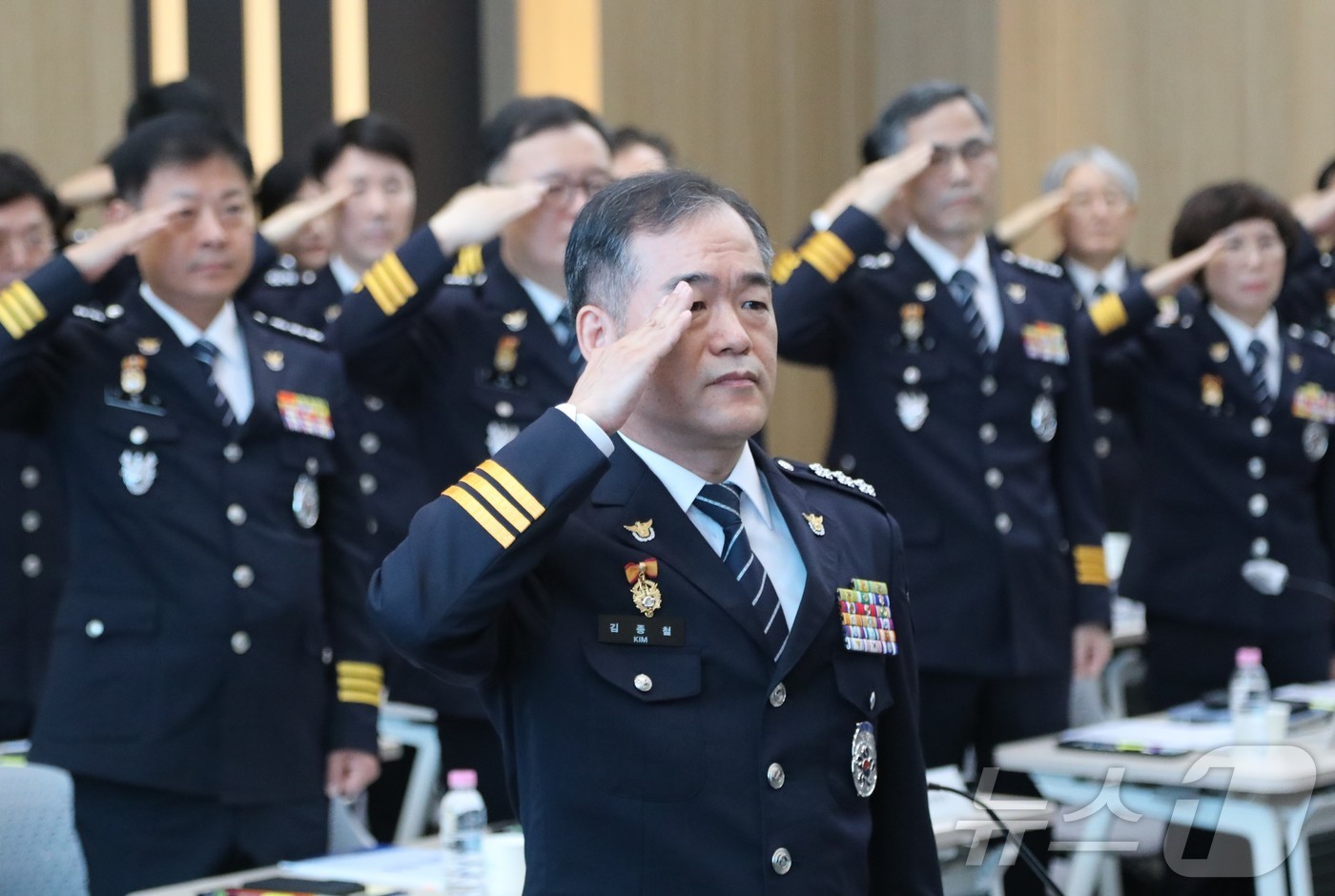 (서울=뉴스1) 윤지오 수습기자 = 김종철 신임 경찰청장 직무대행(경찰청 차장)이 3일 서울 서대문구 경찰청에서 열린 전국 경찰 지휘부 회의에서 국민의례를 하고 있다. 2026.9 …
