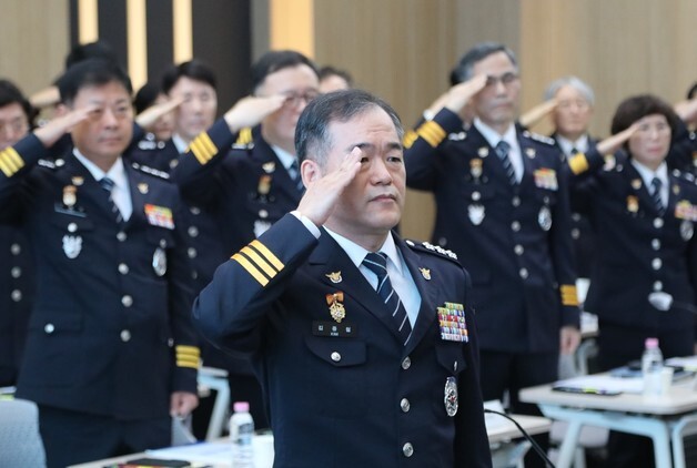 국기에 경례하는 김종철 신임 경찰청장 직무대행