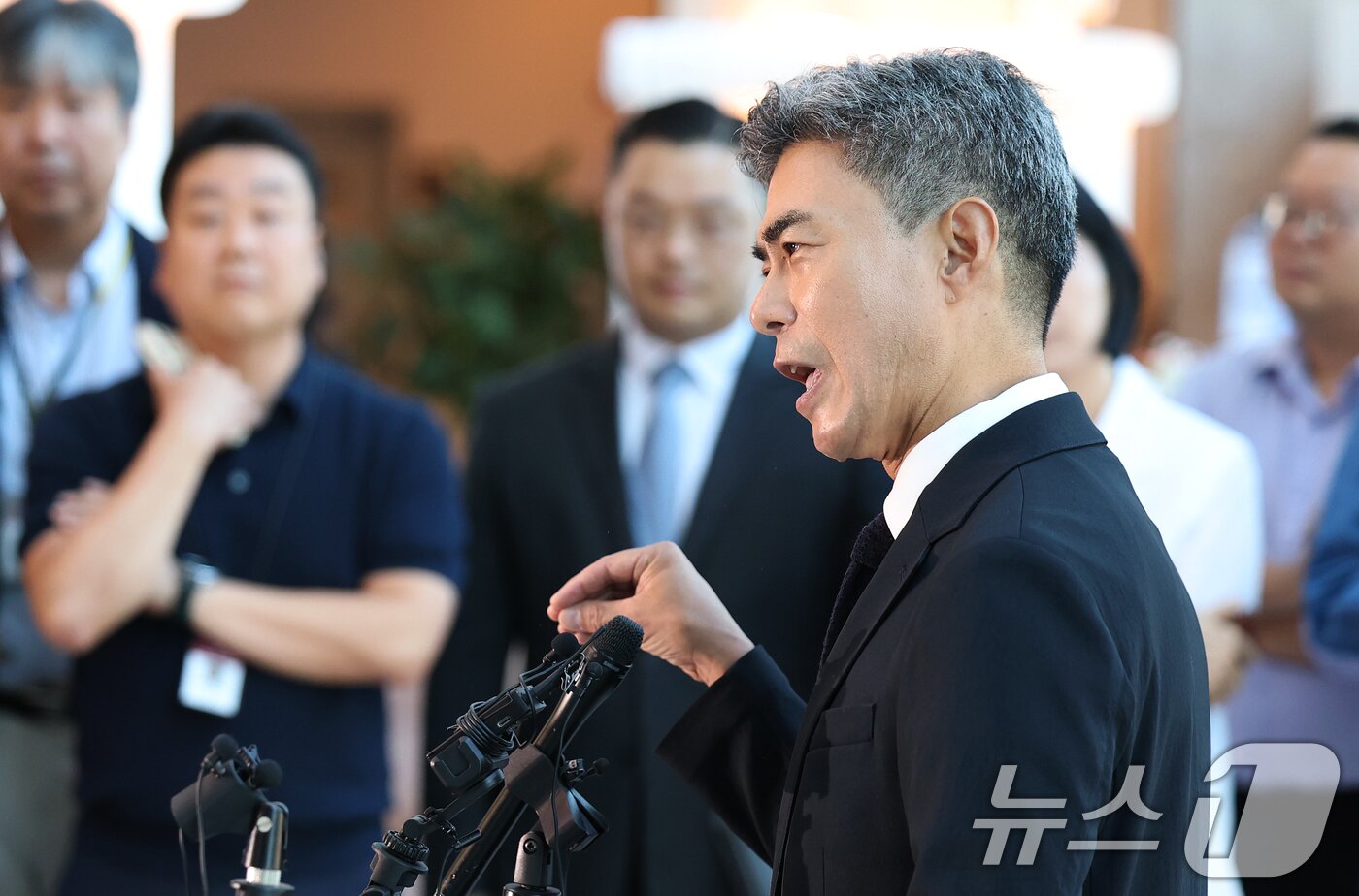 본문 이미지 - 강신철 국방부 장관 후보자가 3일 오전 서울 용산구 국방컨벤션에 마련된 인사청문회 준비 사무실로 첫 출근하며 취재진의 질문에 답하고 있다. 2026.9.3 ⓒ 뉴스1 오대일 기자