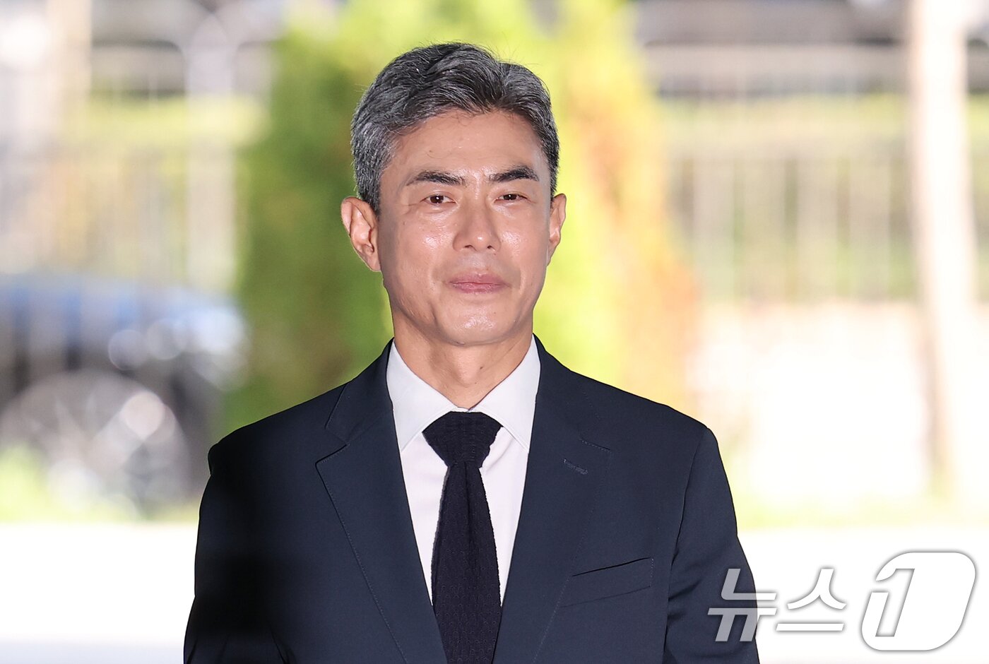 본문 이미지 - 강신철 국방부 장관 후보자가 3일 오전 서울 용산구 국방컨벤션에 마련된 인사청문회 준비 사무실로 첫 출근하고 있다. 2026.9.3 ⓒ 뉴스1 오대일 기자