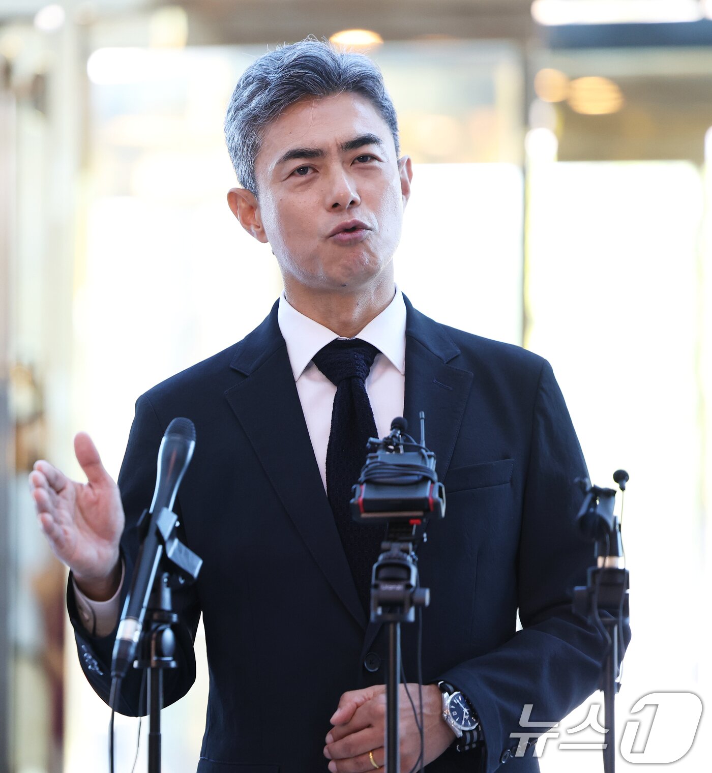 본문 이미지 - 강신철 국방부 장관 후보자가 3일 오전 서울 용산구 국방컨벤션에 마련된 인사청문회 준비 사무실로 첫 출근하며 취재진의 질문에 답하고 있다. 2026.9.3 ⓒ 뉴스1 오대일 기자