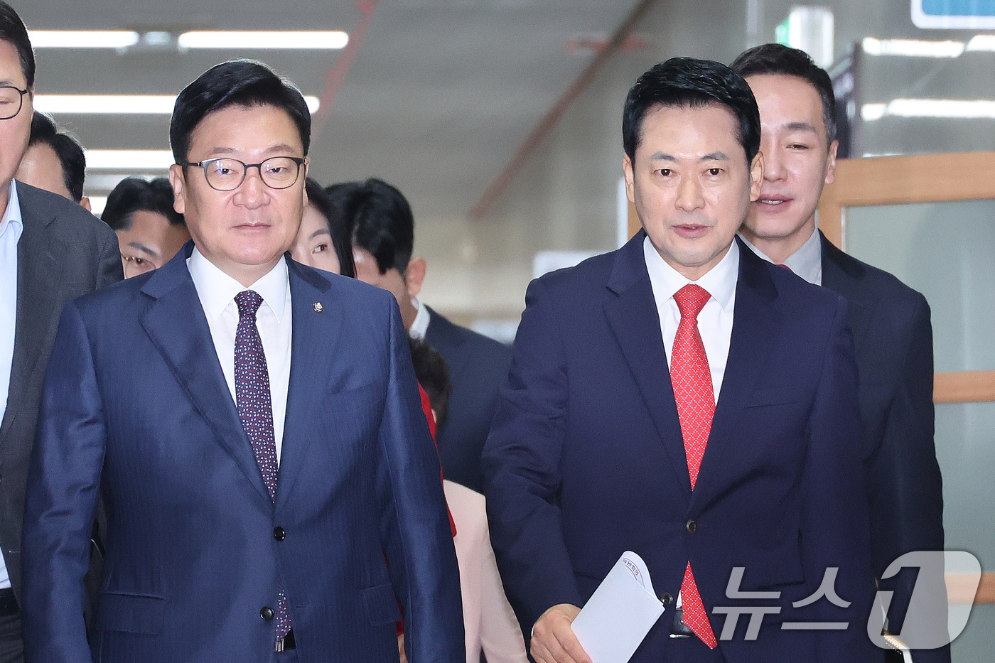 (서울=뉴스1) 신웅수 기자 = 장동혁 국민의힘 대표와 정점식 원내대표가 3일 서울 여의도 국회에서 열린 최고위원회의에 참석하고 있다. 2026.9.3/뉴스1