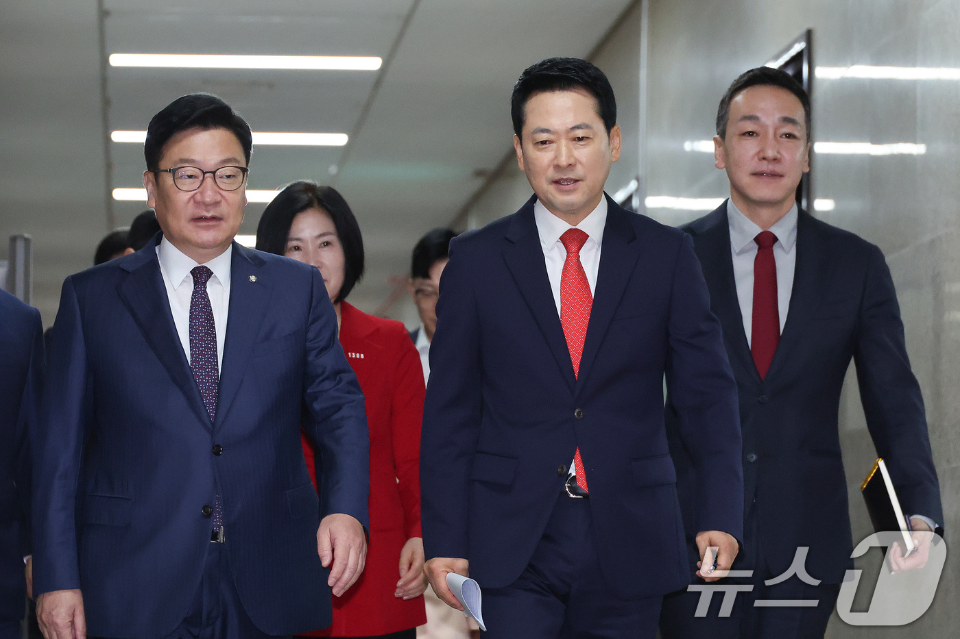(서울=뉴스1) 신웅수 기자 = 장동혁 국민의힘 대표와 정점식 원내대표가 3일 서울 여의도 국회에서 열린 최고위원회의에 참석하고 있다. 2026.9.3/뉴스1