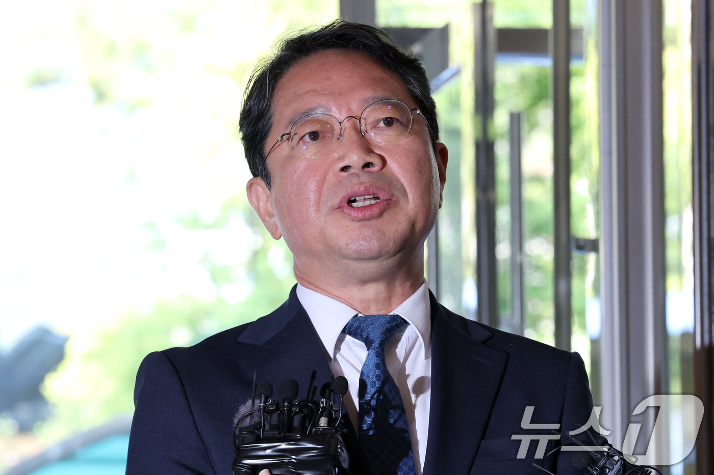 (서울=뉴스1) 이광호 기자 = 김승원 법무부 장관 후보자가 3일 오전 서울 종로구 적선현대빌딩에 마련된 인사청문회 준비사무실로 출근하며 취재진의 질문에 답하고 있다. 2026.9 …