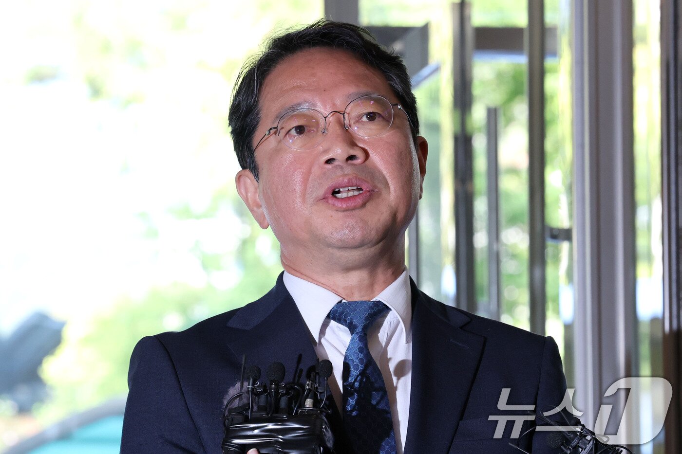 본문 이미지 - 김승원 법무부 장관 후보자가 3일 오전 서울 종로구 적선현대빌딩에 마련된 인사청문회 준비사무실로 출근하며 취재진의 질문에 답하고 있다. 2026.9.3 ⓒ 뉴스1 이광호 기자