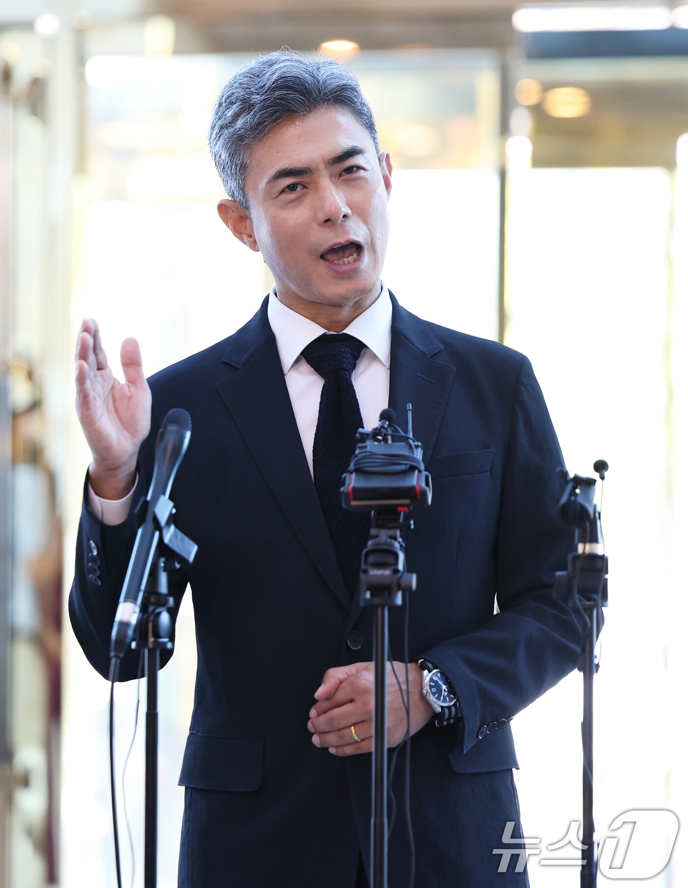 본문 이미지 - 강신철 국방부 장관 후보자가 3일 오전 서울 용산구 국방컨벤션에 마련된 인사청문회 준비 사무실로 첫 출근하며 취재진의 질문에 답하고 있다. 2026.9.3 ⓒ 뉴스1 오대일 기자