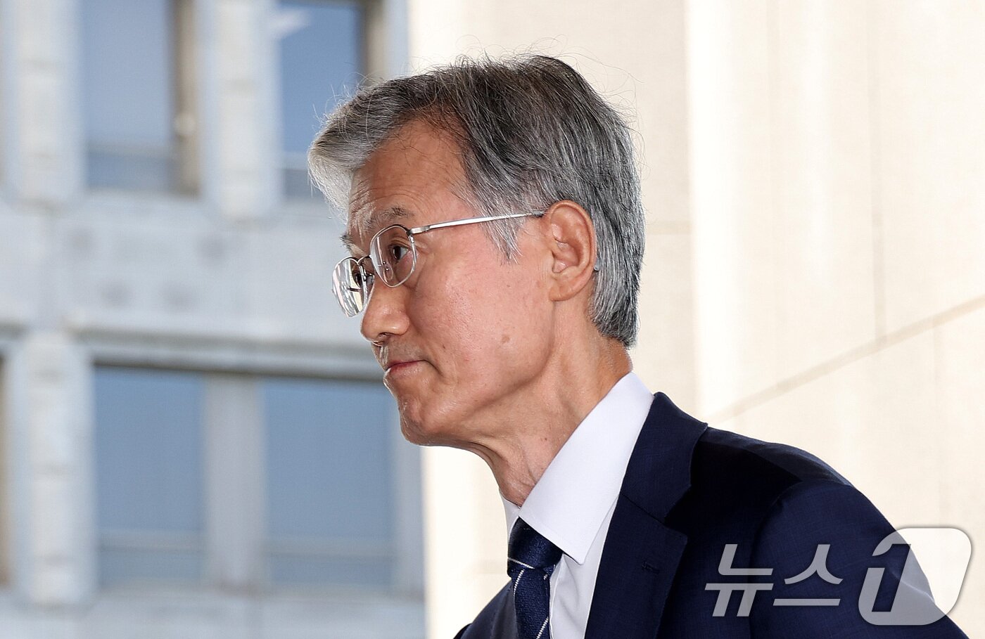 본문 이미지 - 조희대 대법원장이 서울 서초구 대법원 청사로 출근하고 있다. 조 대법원장은 지난달 30일 부친상을 당해 지난 2일까지 출근하지 않았다. 2026.9.3 ⓒ 뉴스1 박지혜 기자