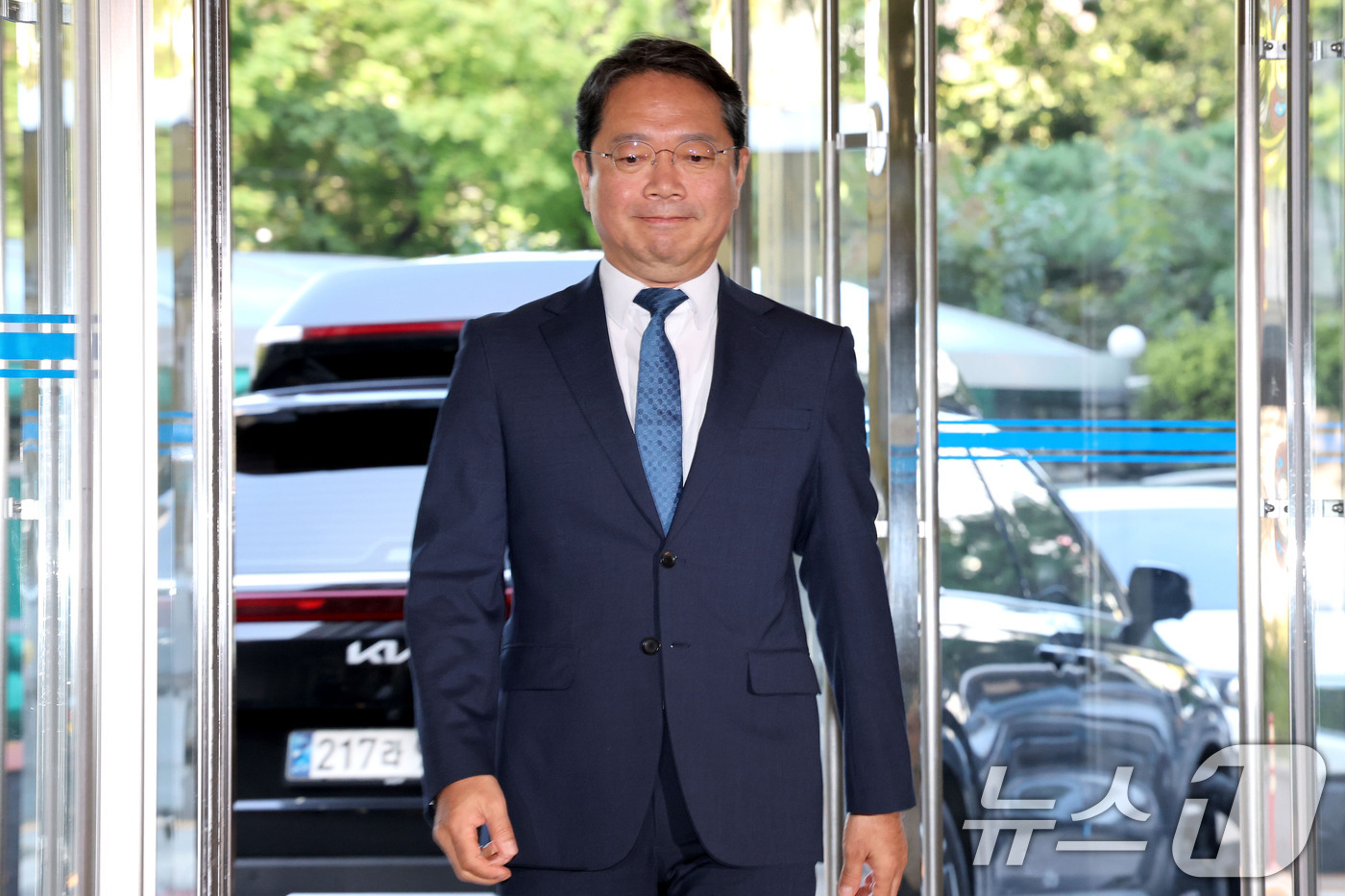 (서울=뉴스1) 이광호 기자 = 김승원 법무부 장관 후보자가 3일 오전 서울 종로구 적선현대빌딩에 마련된 인사청문회 준비사무실로 출근하고 있다. 2026.9.3/뉴스1